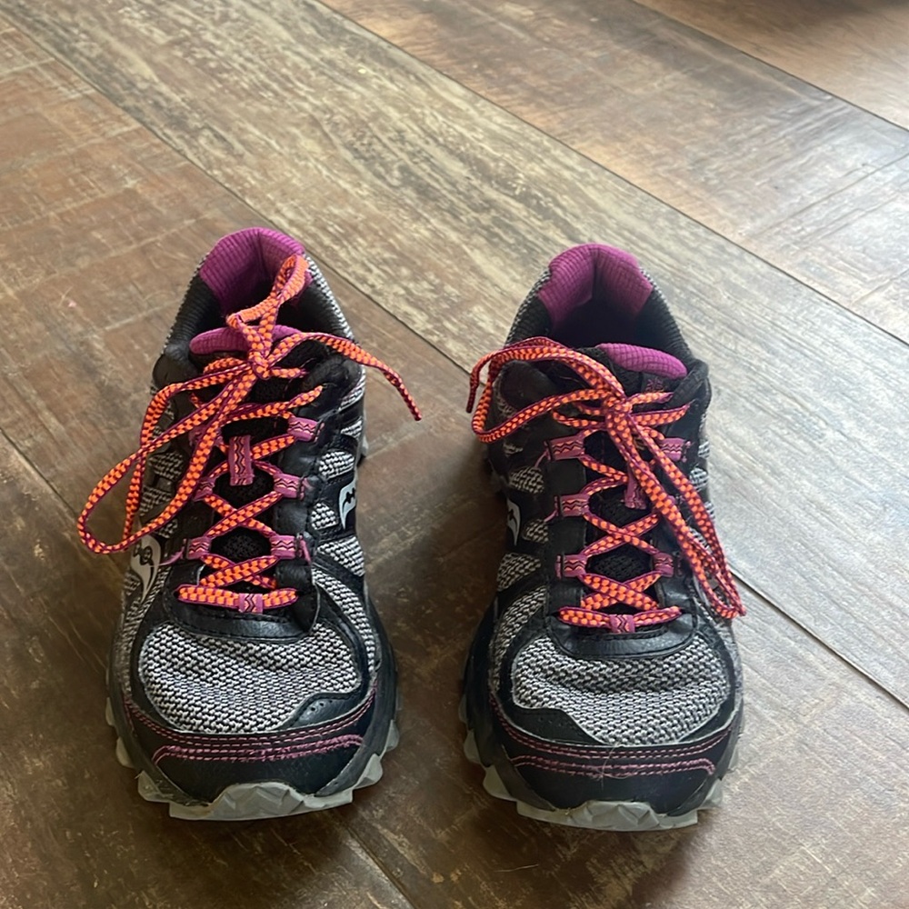 Size 7.5 Women’s Saucony sneakers. Black and gray with pops of pink.
